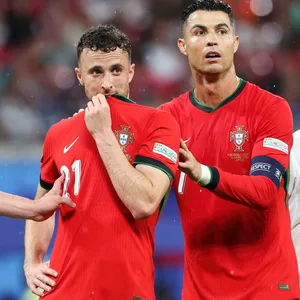 Portugals Diogo Jota und Cristiano Ronaldo bei der EM 2024 im Hamburger Volksparkstadion