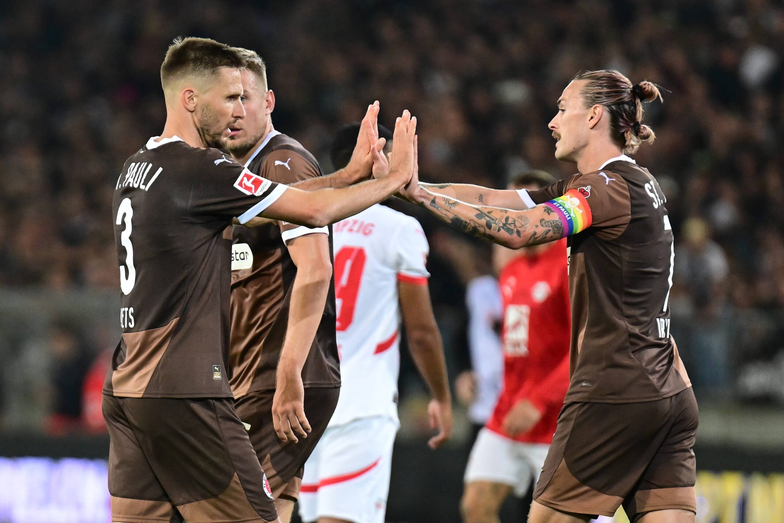 Marol Mets klatscht mit Jackson Irvine ab