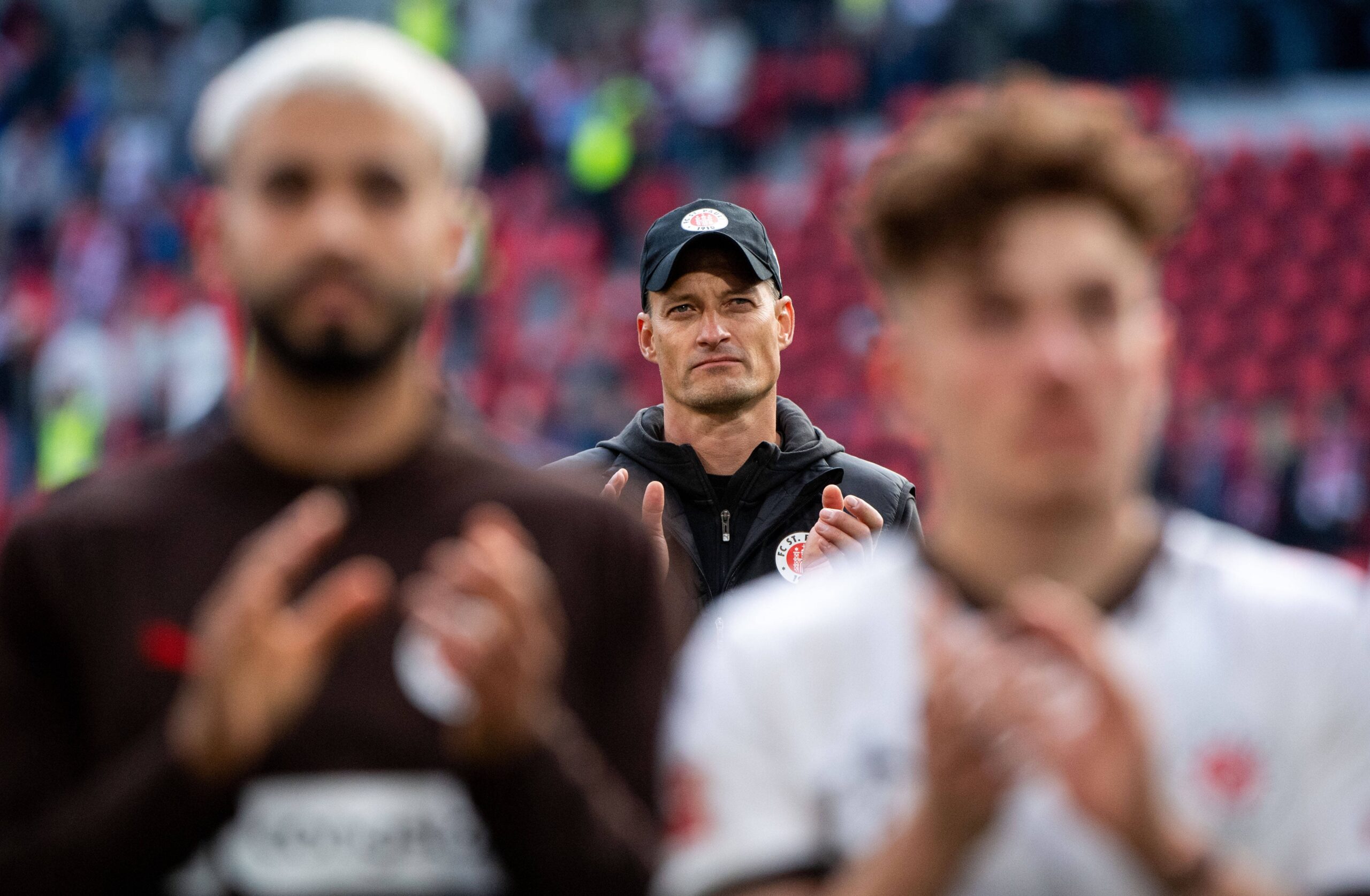 Elias Saad, Alexander Blessin und Philipp Treu klatschen Beifall