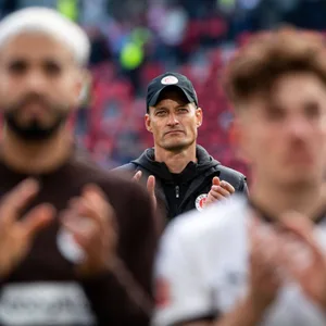 Elias Saad, Alexander Blessin und Philipp Treu klatschen Beifall