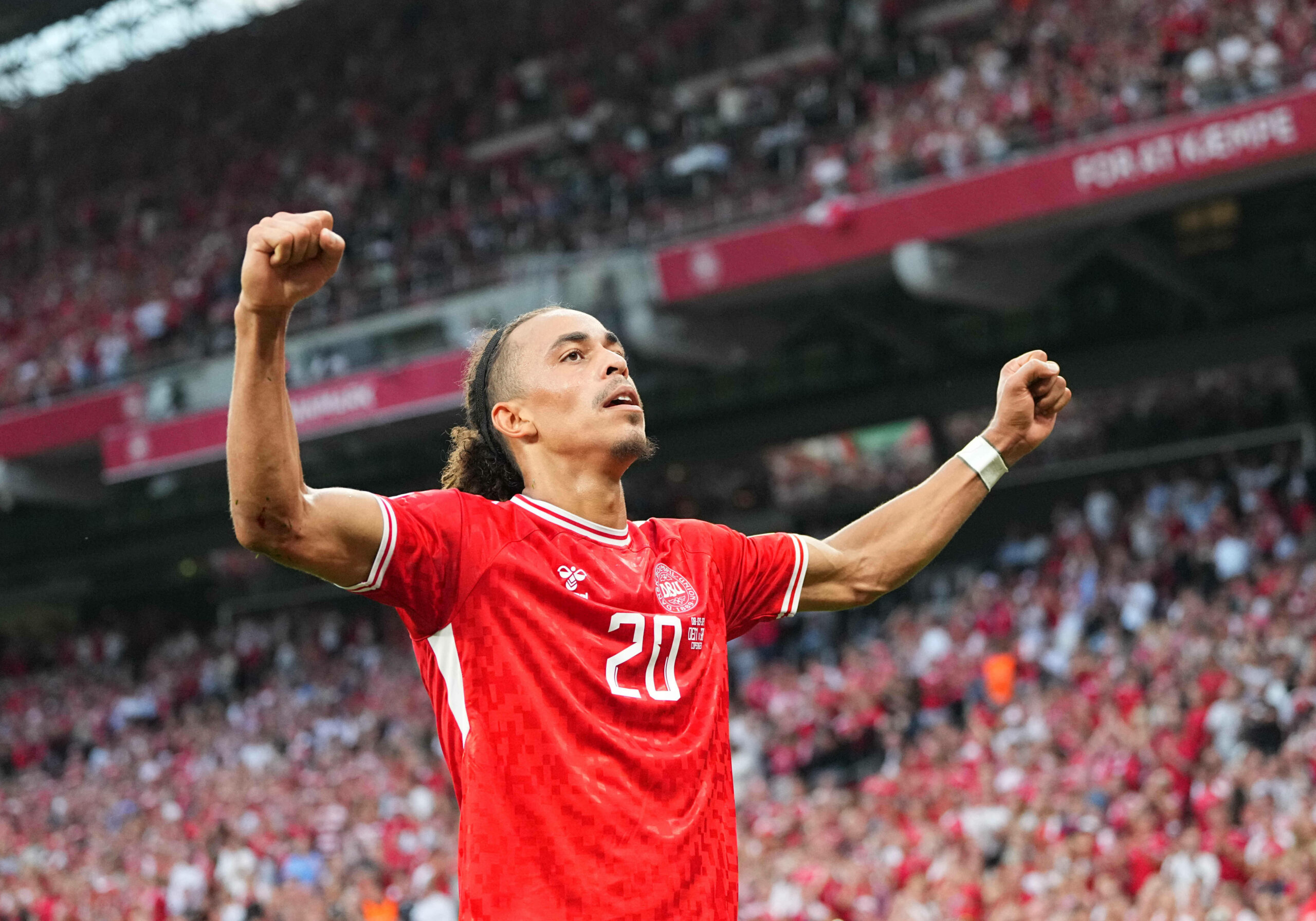 Yussuf Poulsen hebt beim Torjubel die Arme in die Luft