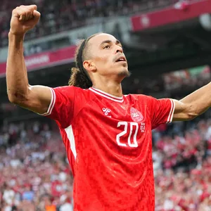 Yussuf Poulsen hebt beim Torjubel die Arme in die Luft
