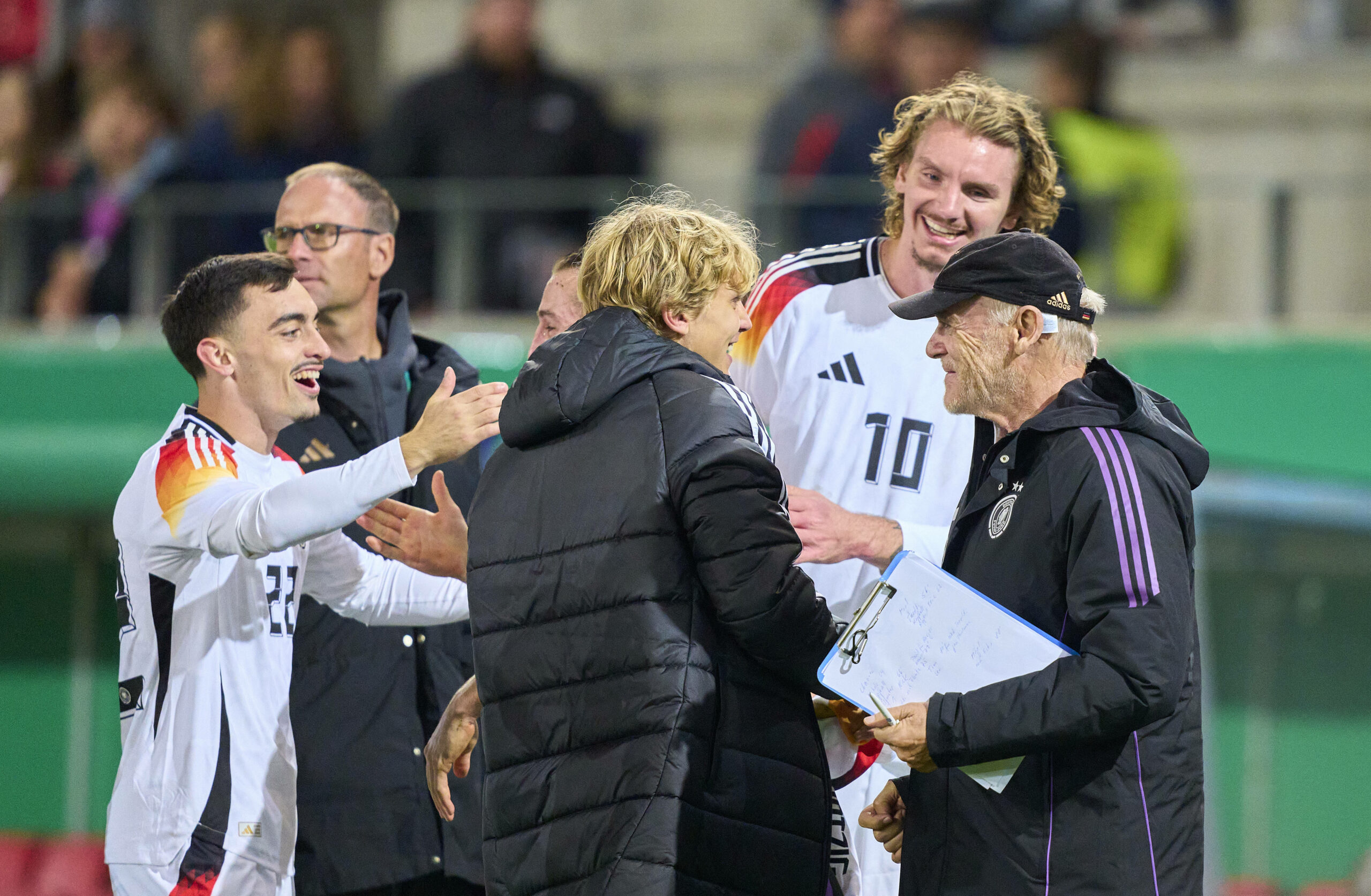 Hermann Gerland klatscht mit den deutschen U21-Nationalspielern ab