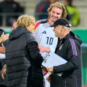 Hermann Gerland klatscht mit den deutschen U21-Nationalspielern ab