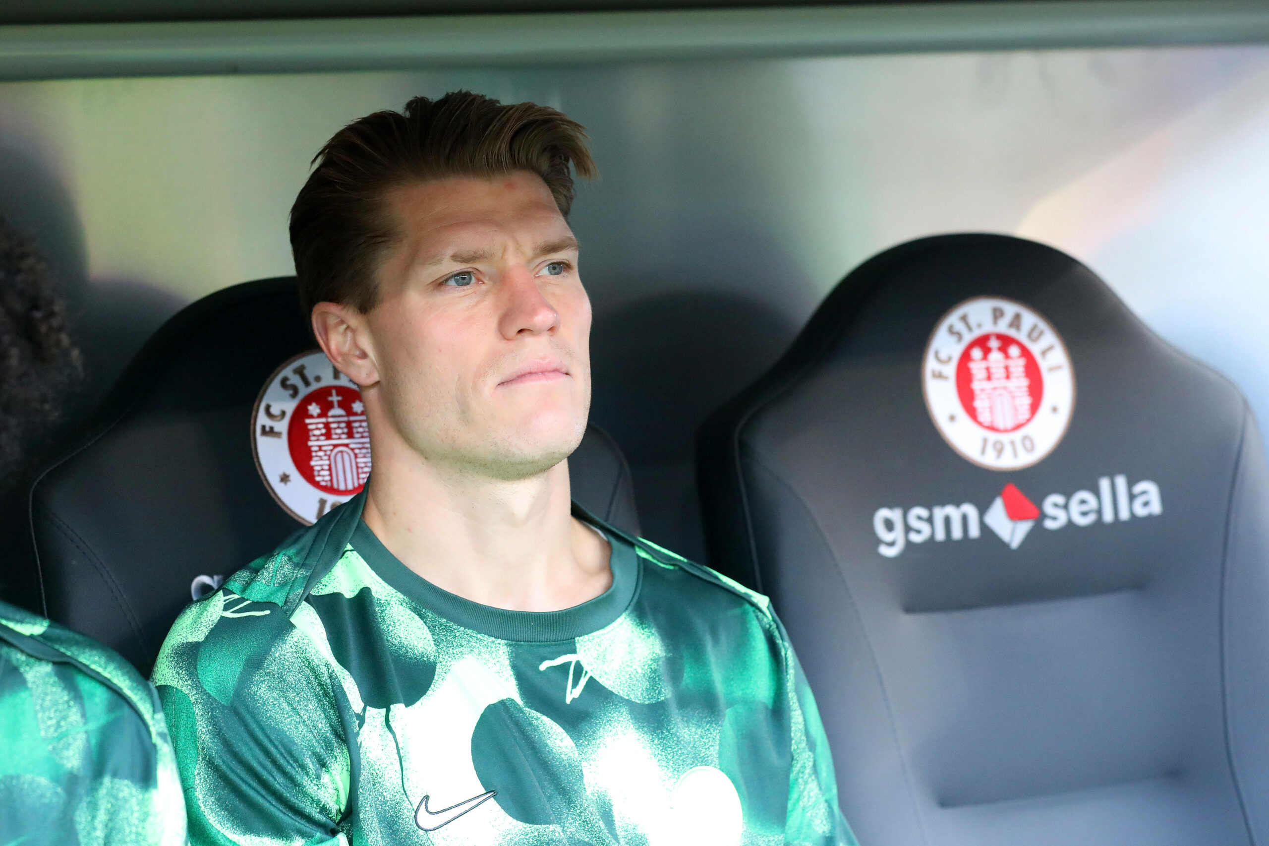 Kevin Behrens auf der St. Pauli-Bank beim Spiel des VfL Wolfsburg am Millerntor
