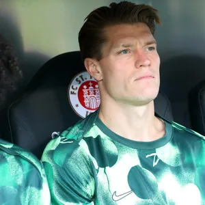 Kevin Behrens auf der St. Pauli-Bank beim Spiel des VfL Wolfsburg am Millerntor