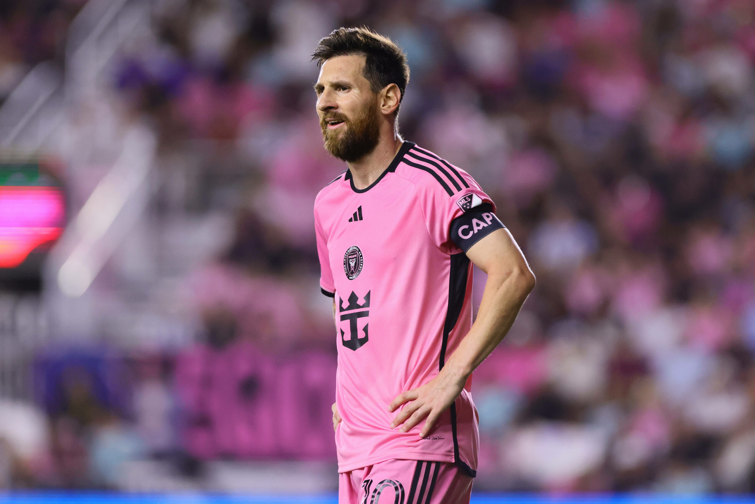 Lionel Messi hält sich die Arme an die Hüfte