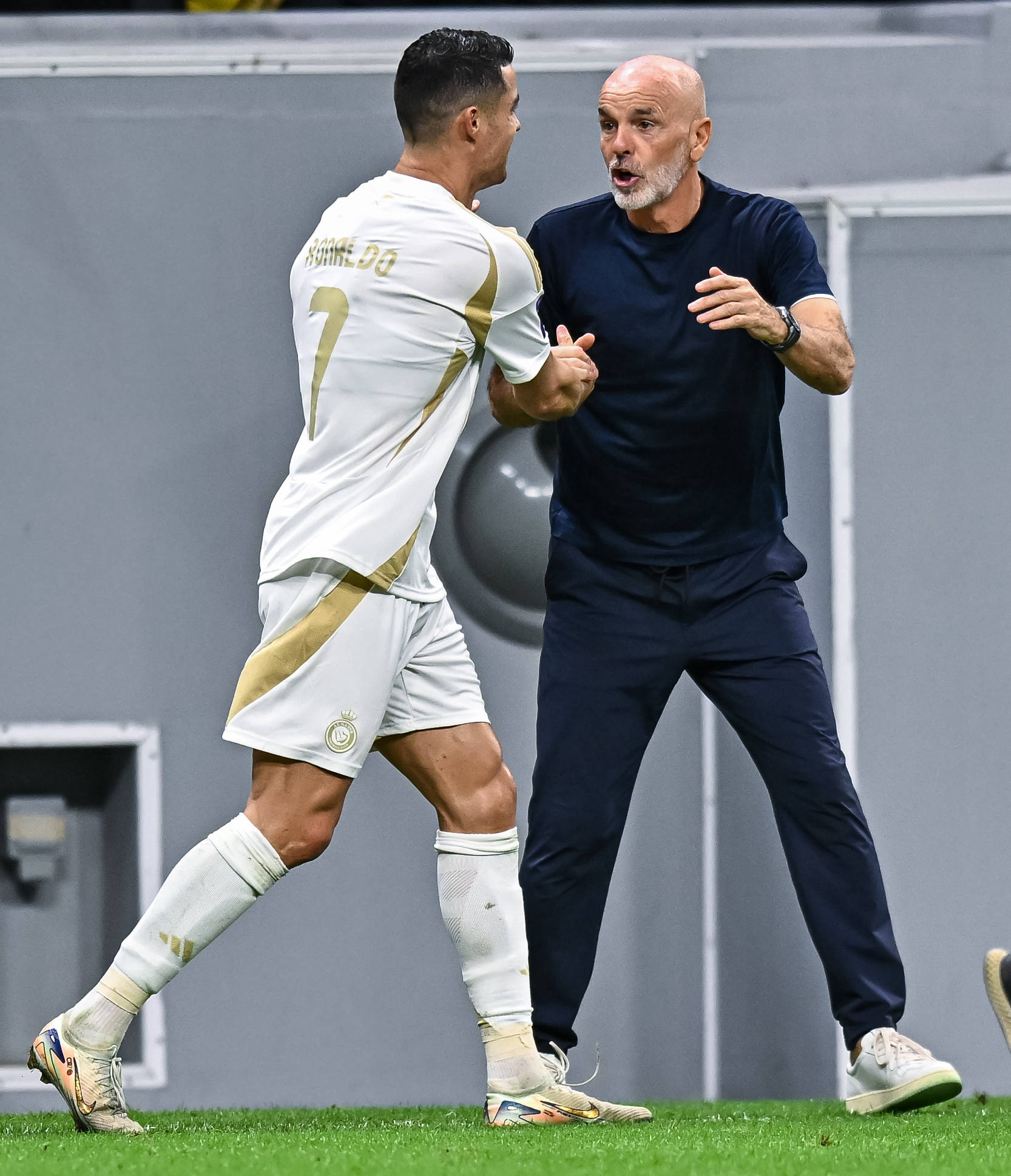 Stefano Pioli klatscht mit Cristiano Ronaldo ab.