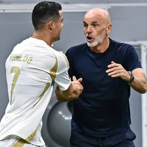 Stefano Pioli klatscht mit Cristiano Ronaldo ab.
