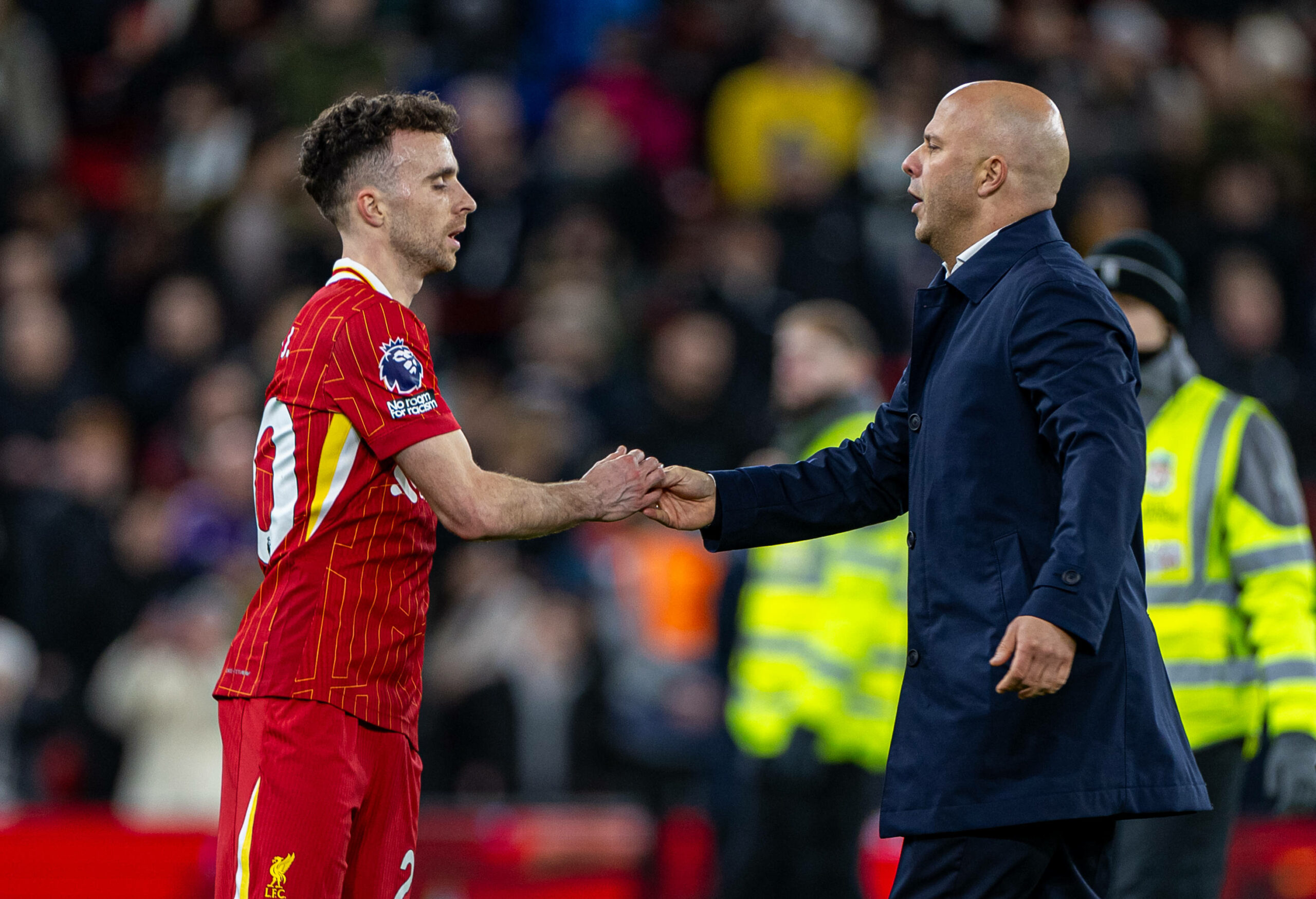 Arne Slot und Diogo Jota klatschen ab