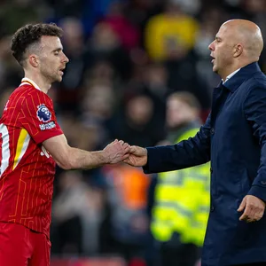 Arne Slot und Diogo Jota klatschen ab