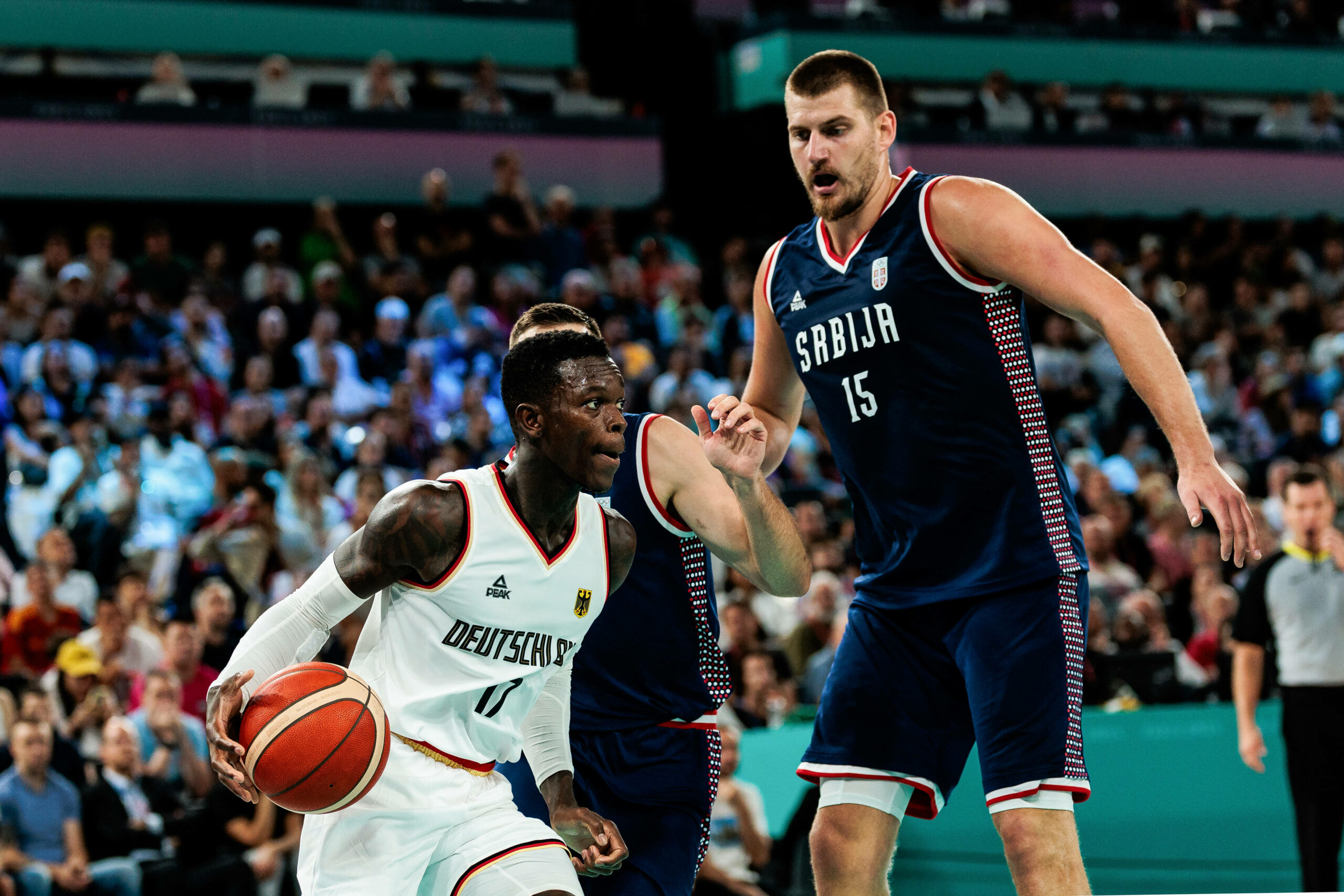 Dennis Schröder (l.) im Zweikampf mit Nikola Jokic