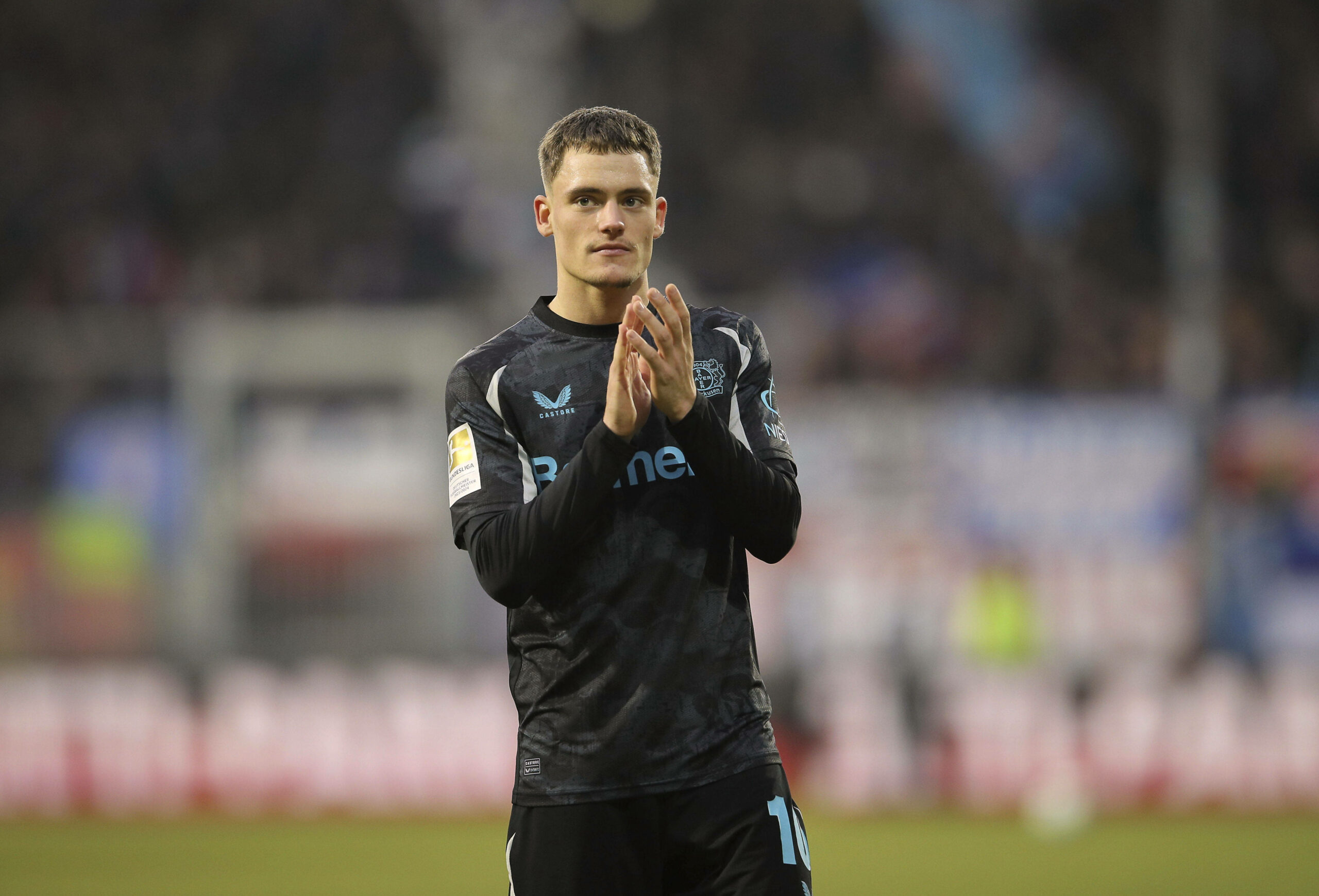 Florian Wirtz klatscht für die Fans von Leverkusen in der Bay-Arena