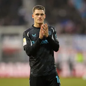 Florian Wirtz klatscht für die Fans von Leverkusen in der Bay-Arena