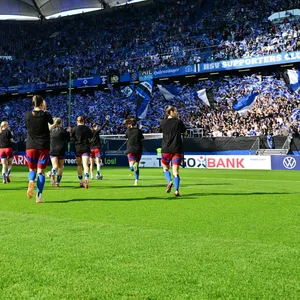HSV-Frauen laufen vor die Nordtribüne