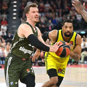 Bayern München-Spieler Andreas Obst (l.) im Euro -League Match gegen Fenerbahce Istanbul