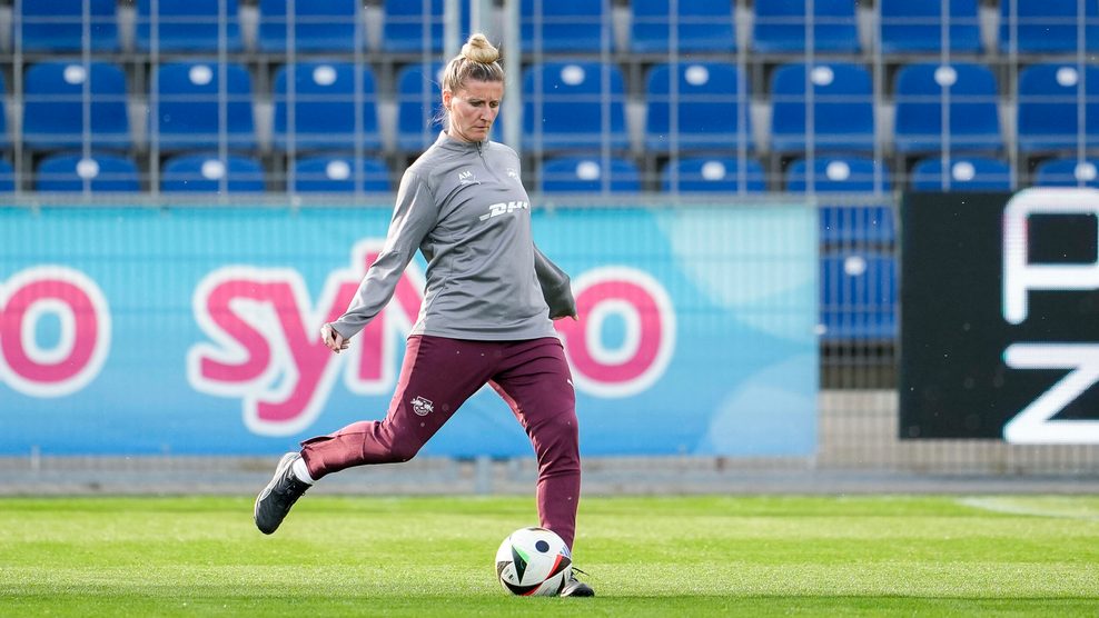 Anja Mittag als Co-Trainerin bei RB Leipzig im Einsatz