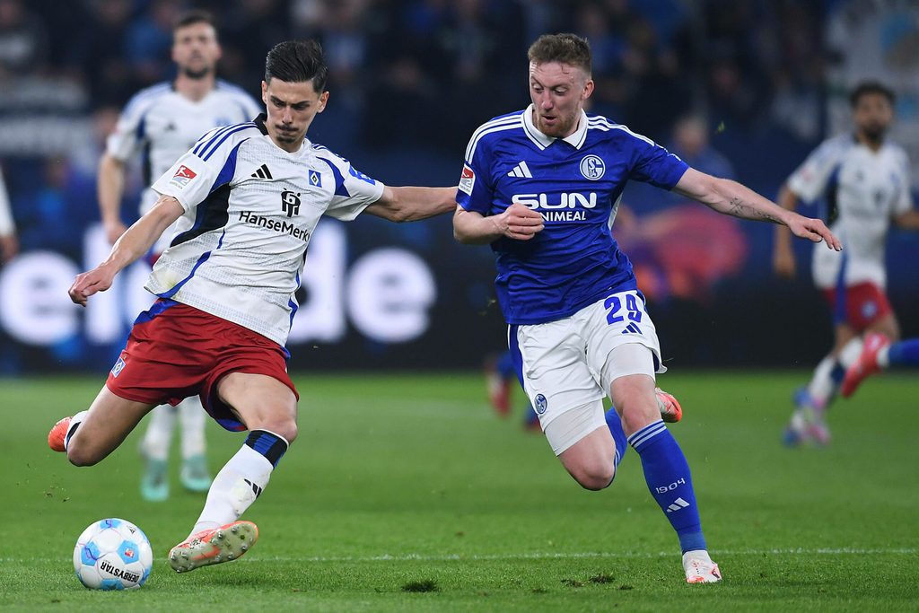 25 Partien bestritt Dennis Hadzikadunic (l./hier gegen Schalke) in der vergangenen Zweitliga-Saison.