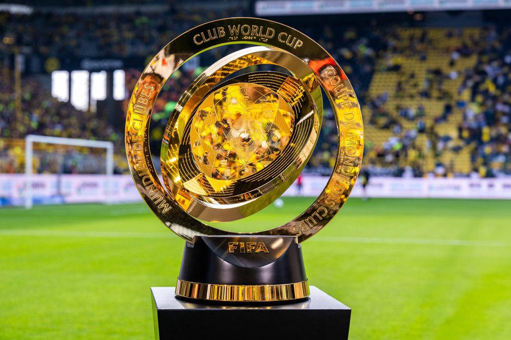 Die Trophäe der Klub-WM im Signal-Iduna Park