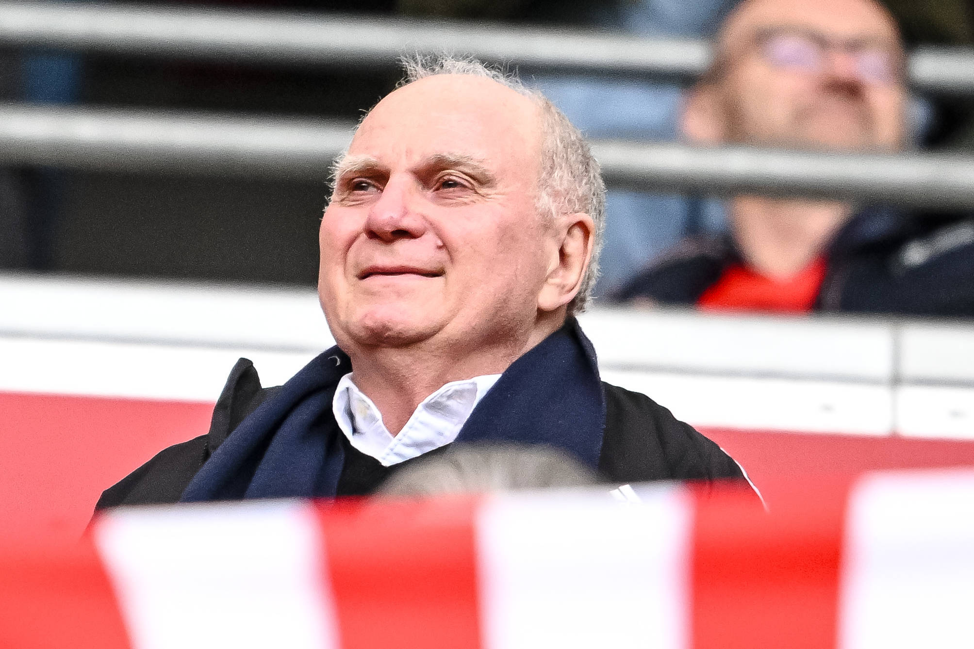 Uli Hoeneß guckt entspannt ein Fußballspiel