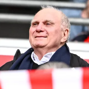 Uli Hoeneß guckt entspannt ein Fußballspiel