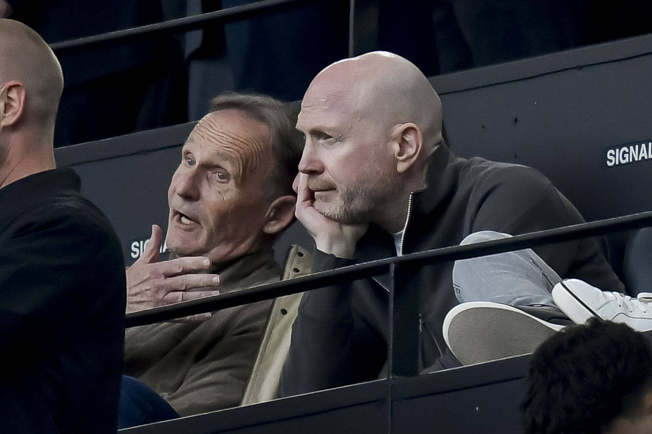 Matthias Sammer auf der Tribüne im Gespräch mit Hans-Joachim Witzke