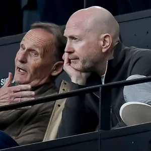 Matthias Sammer auf der Tribüne im Gespräch mit Hans-Joachim Witzke