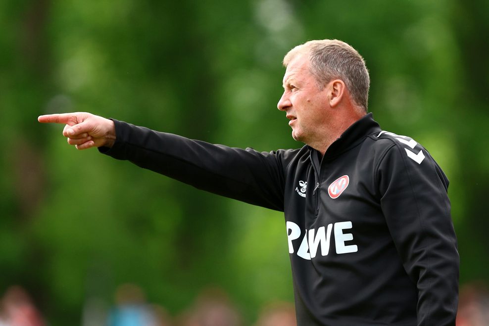 Norderstedt-Trainer Elard Ostermann zeigt nach links