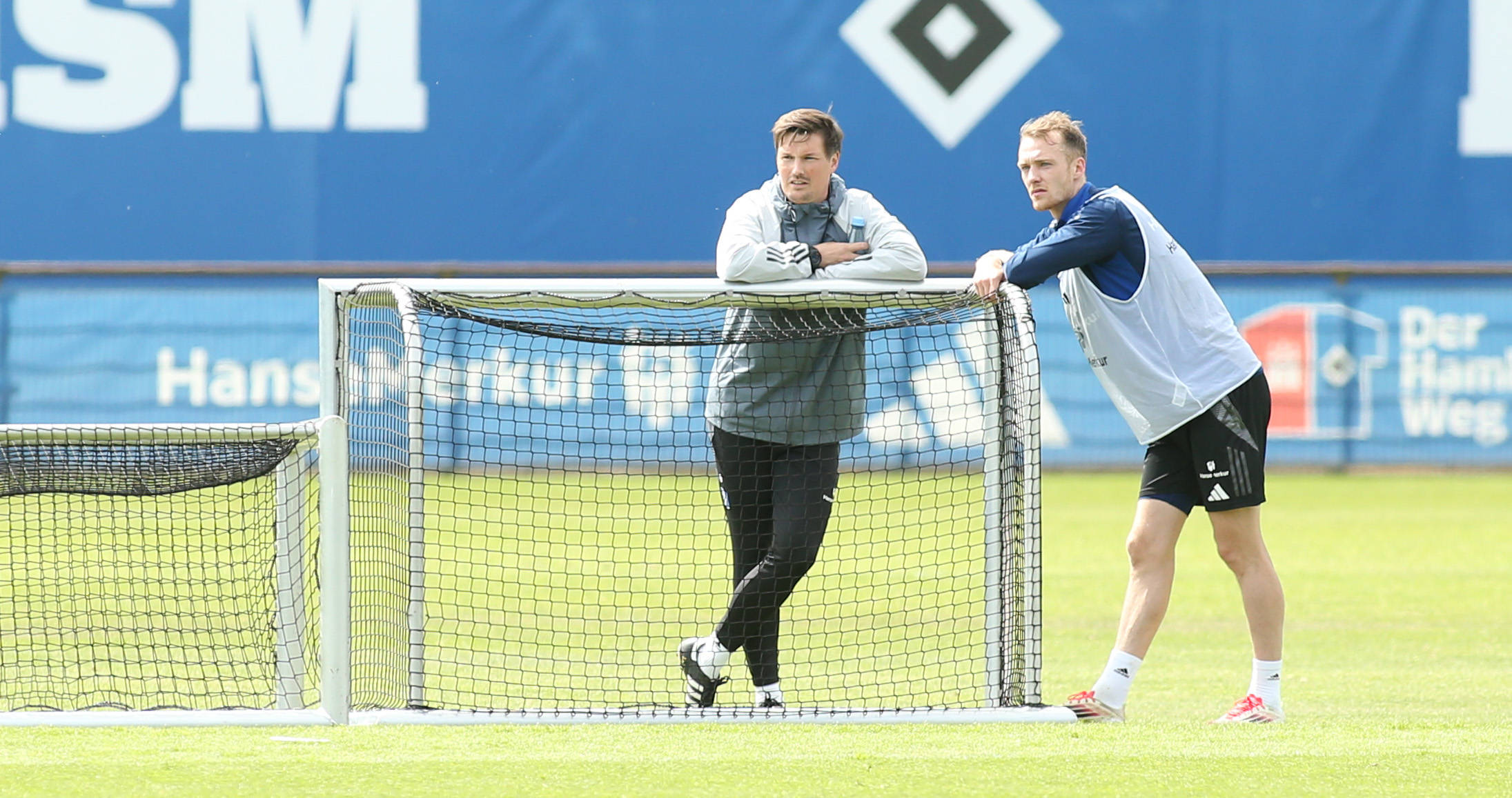 Merlin Polzin und Sebastian Schonlau lehnen sich auf ein kleines Trainingstor