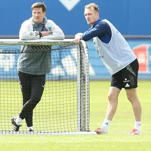 Merlin Polzin und Sebastian Schonlau lehnen sich auf ein kleines Trainingstor