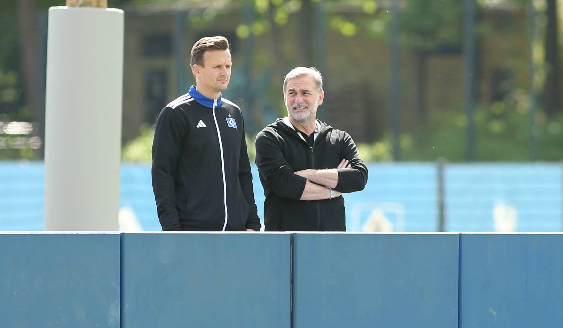 Claus Costa und Stefan Kuntz auf dem Trainingsplatz im Gespräch