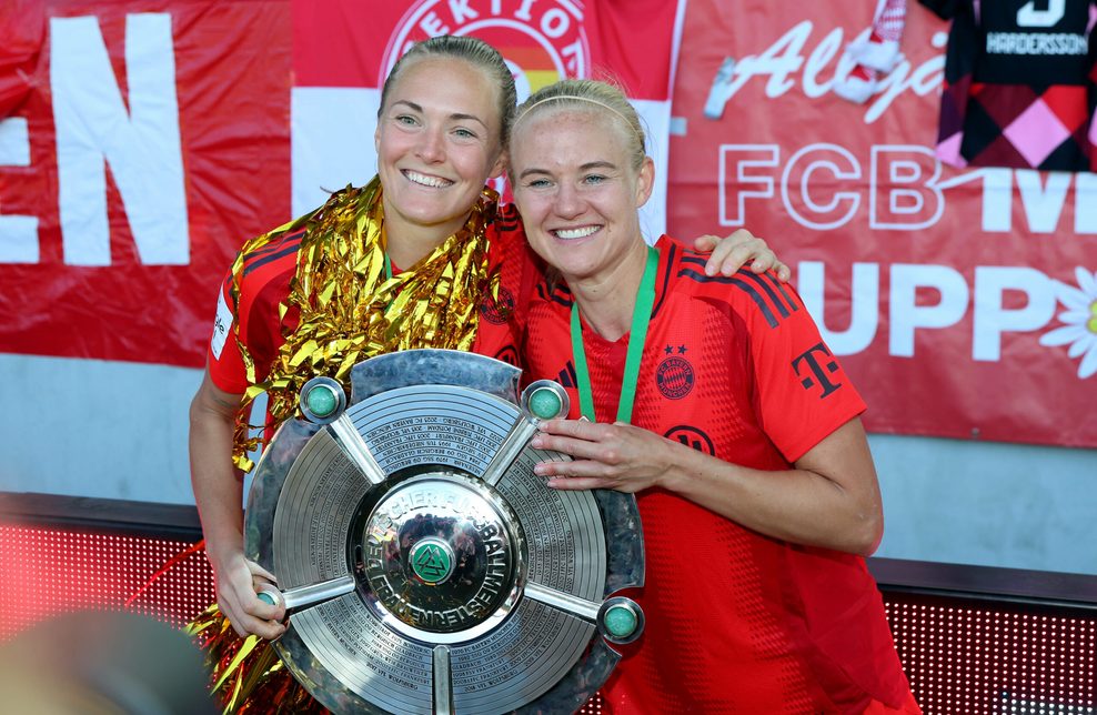Magdalena Eriksson und Pernille Harder zposieren von Bayern mit der Meisterschale