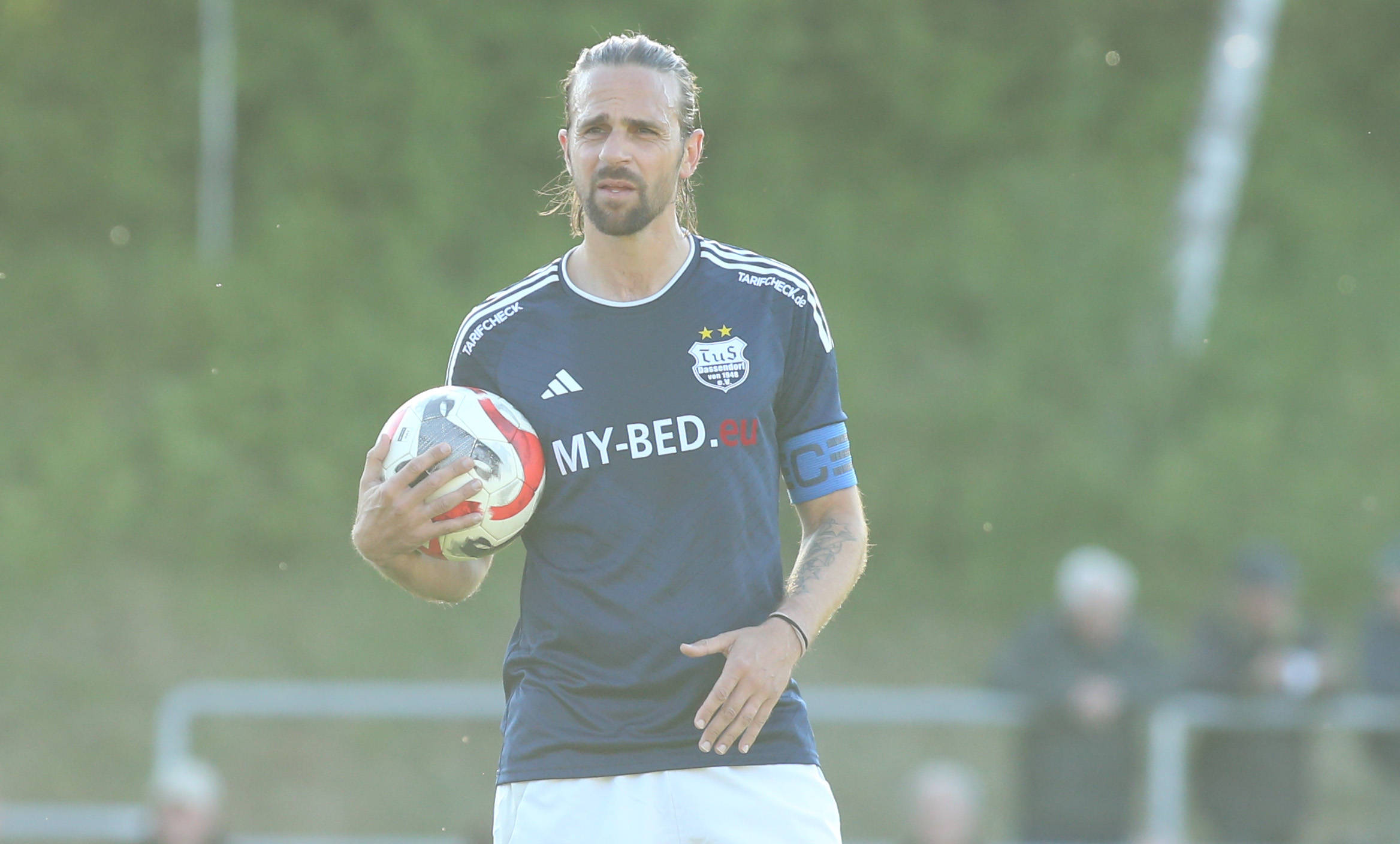 Dassendorfs Martin Harnik hält den Ball in seinem rechten Arm