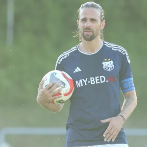 Dassendorfs Martin Harnik hält den Ball in seinem rechten Arm