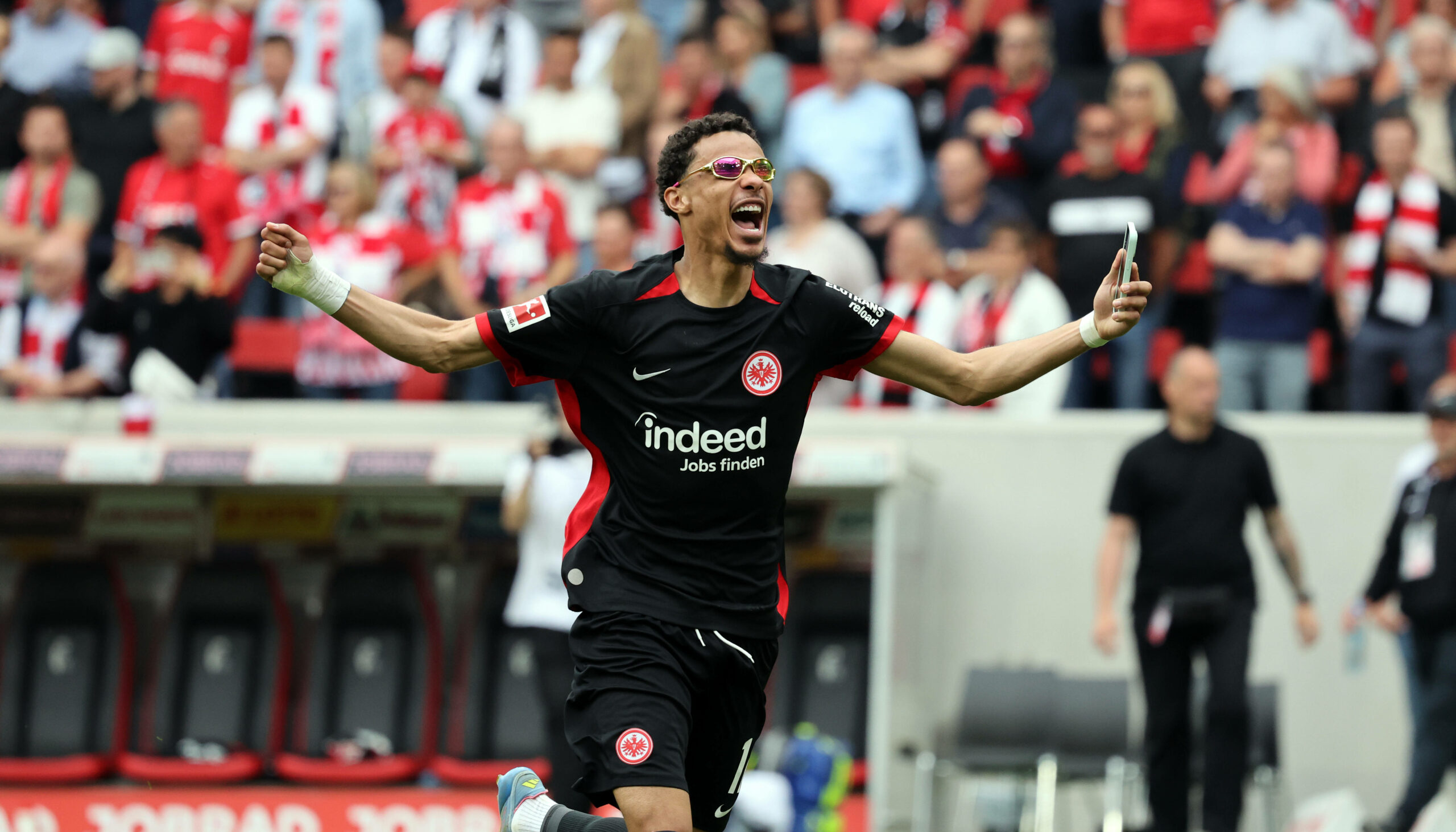 Hugo Ekitiké jubelt nachdem Frankfurt den Einzug in die Champions League klar gemacht hat