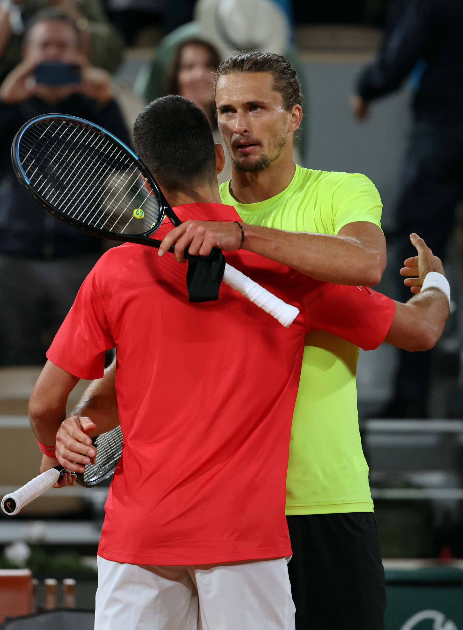 Alexander Zverev umarmt Novak Djokovic