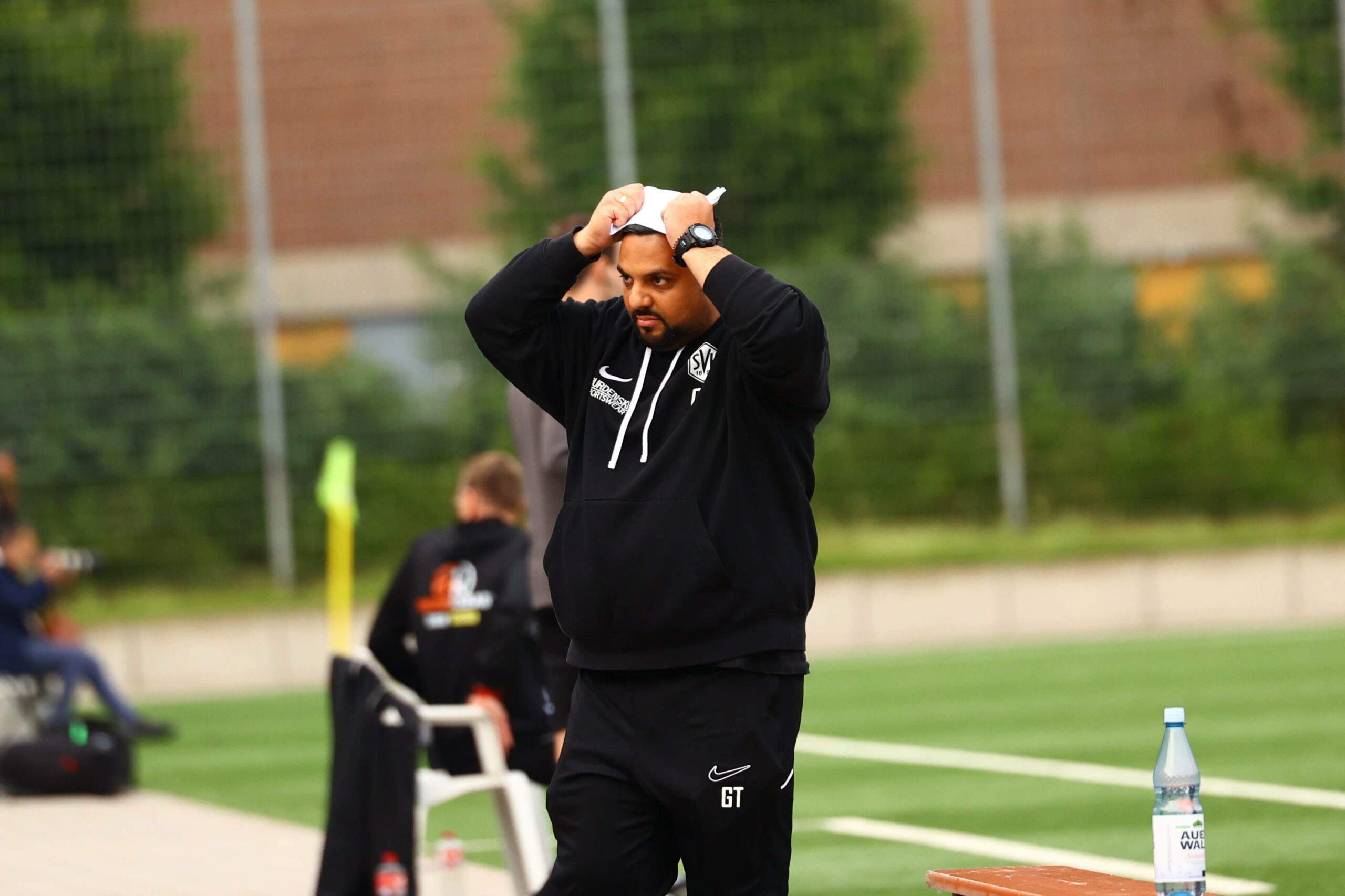 Hemelingens Trainer Günter Tuncel schlägt die Hände vor den Kopf.
