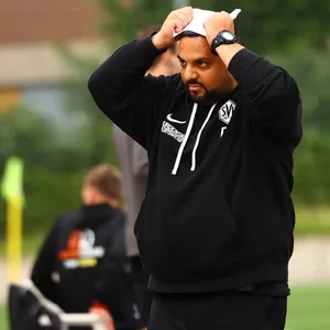 Hemelingens Trainer Günter Tuncel schlägt die Hände vor den Kopf.