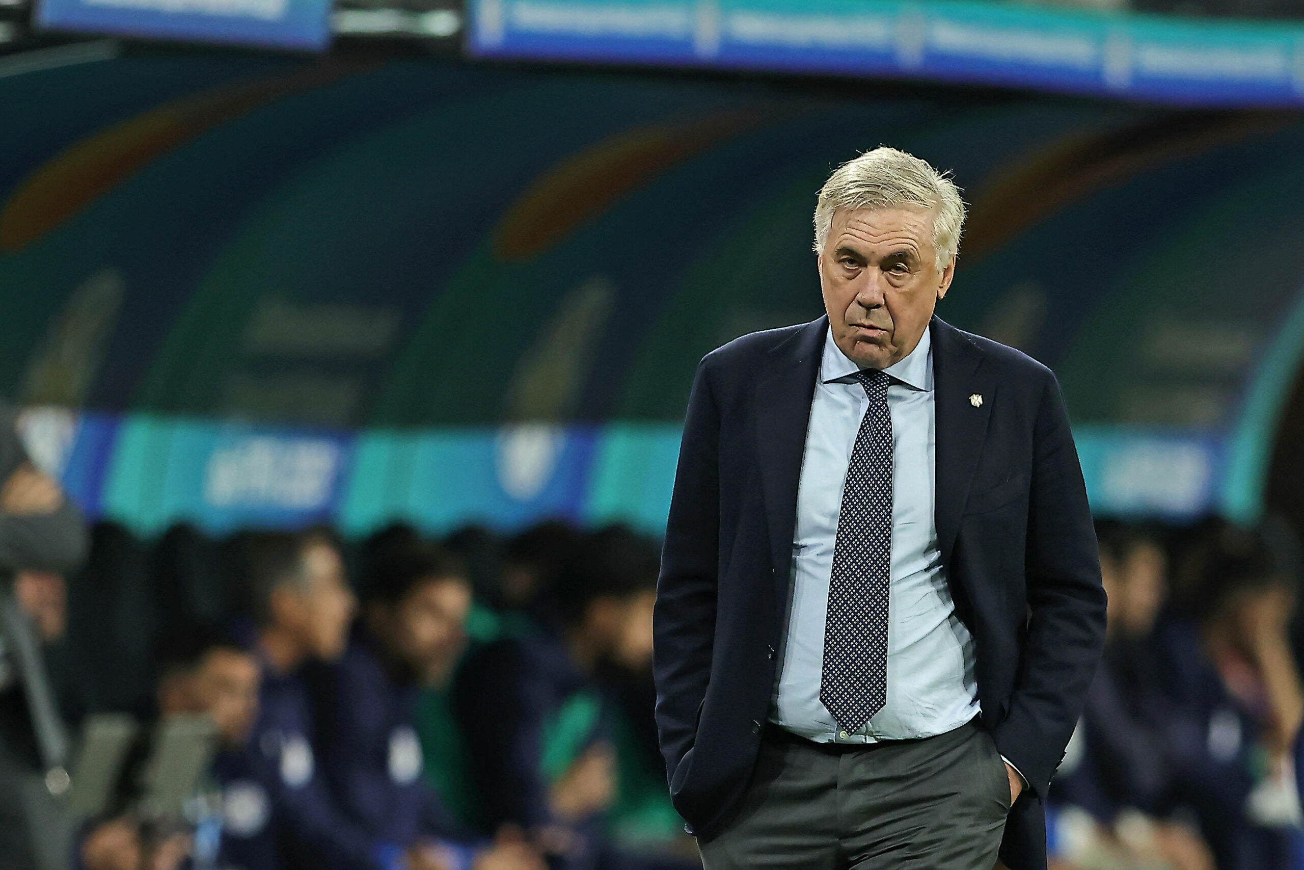 Carlo Ancelotti schaut an der Seitenlinie grimmig