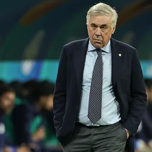 Carlo Ancelotti schaut an der Seitenlinie grimmig