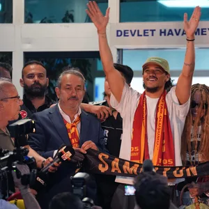 Leroy Sané freut sich über den Empfang in Istanbul