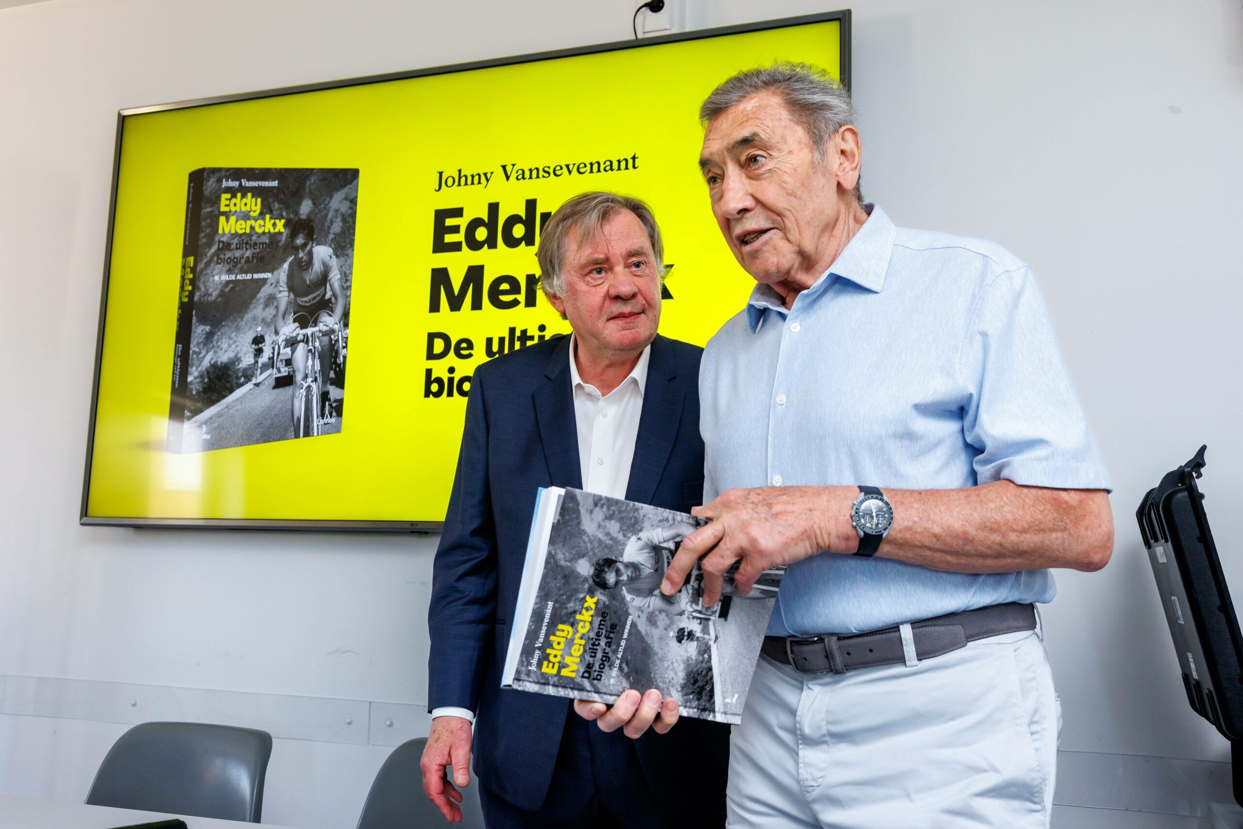 Eddy Merckx (r.) bei der Präsentation seiner neuen Biografie mit Journalist Johny Vansevenant