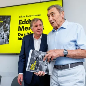 Eddy Merckx (r.) bei der Präsentation seiner neuen Biografie mit Journalist Johny Vansevenant