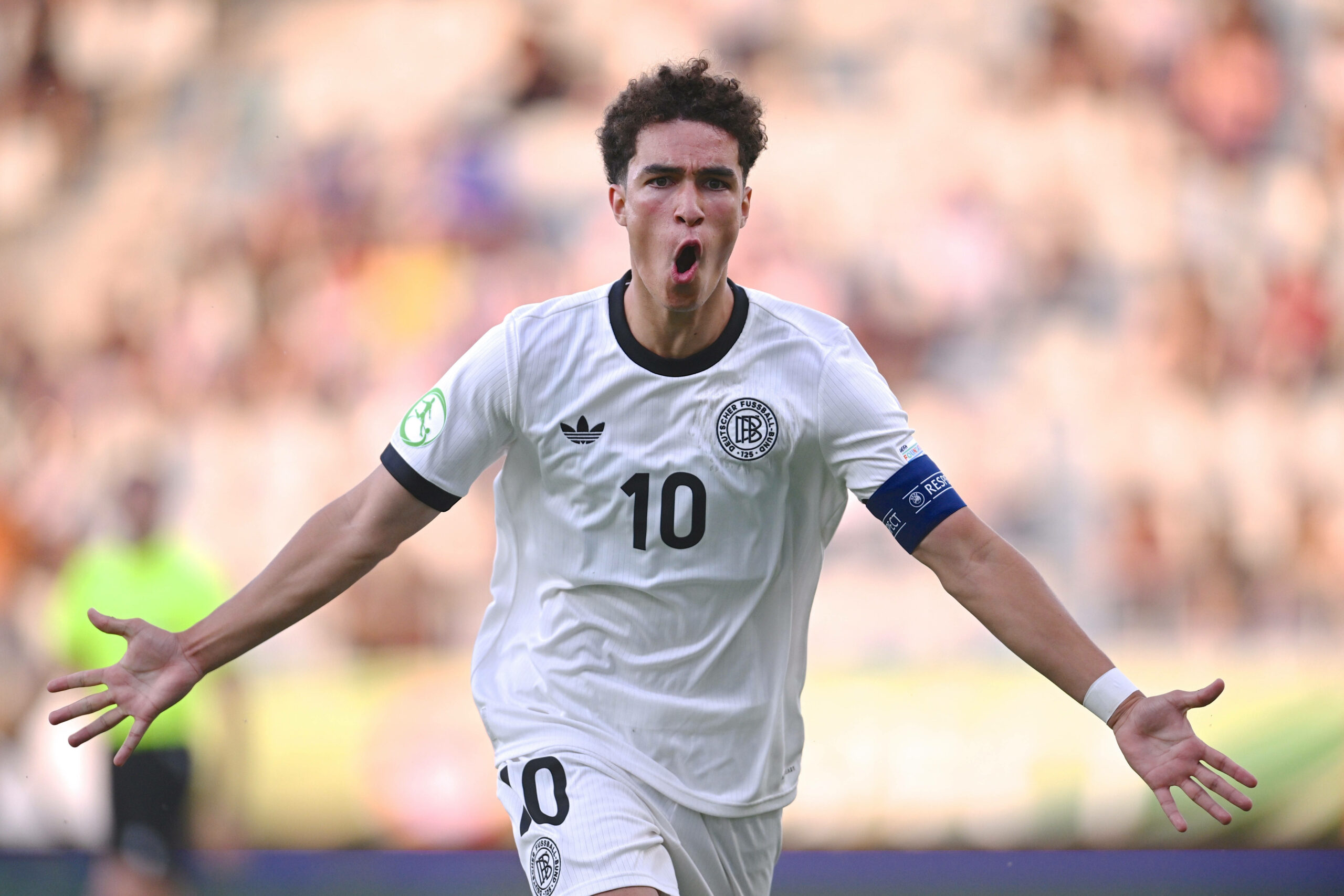 Noah Darvich jubelt bei der U19-EM über einen Treffer gegen England.