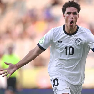 Noah Darvich jubelt bei der U19-EM über einen Treffer gegen England.