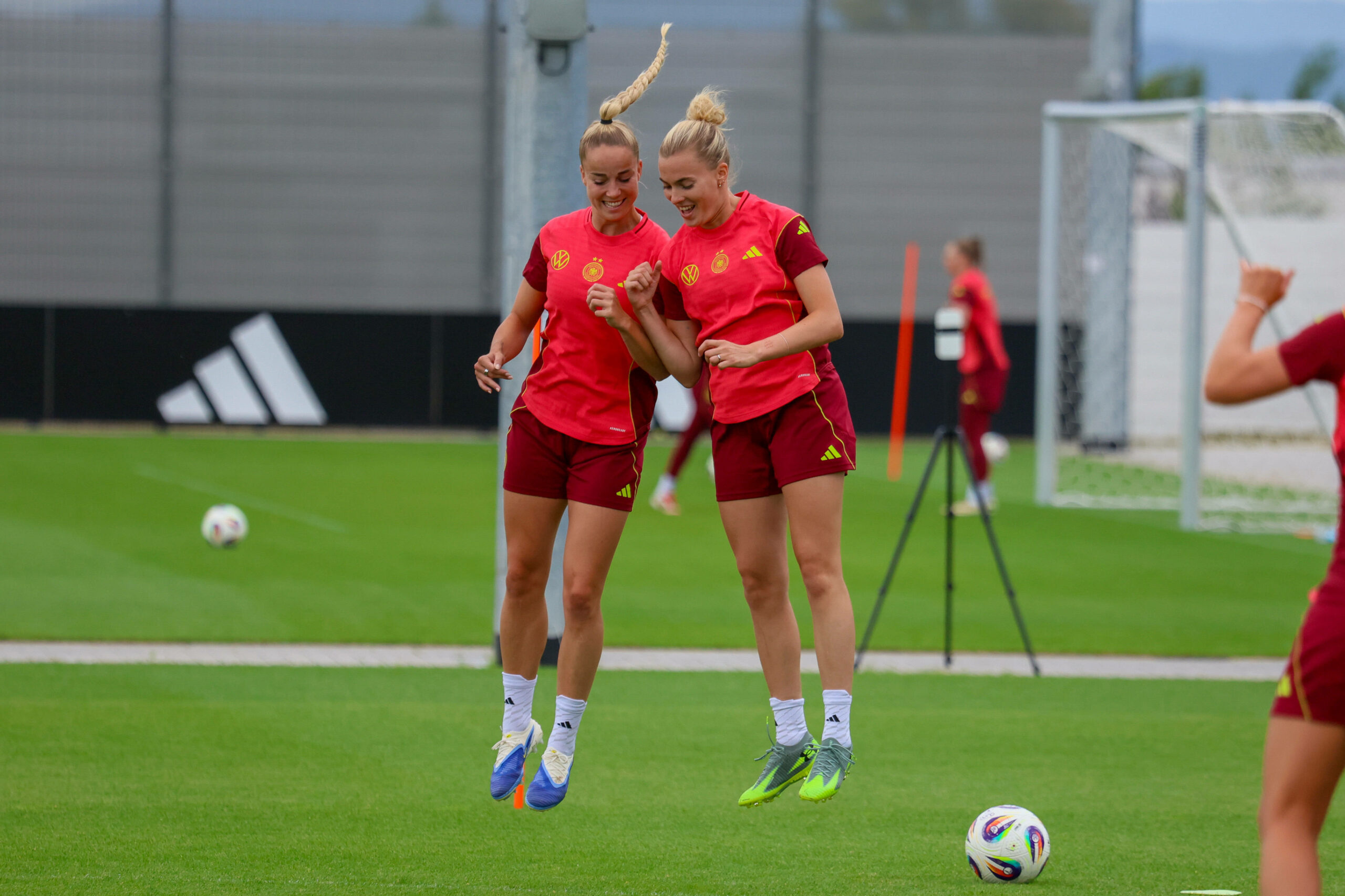 Laura Freigang und Giulia Gwinn springen Schulter an Schulter