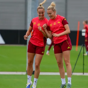 Laura Freigang und Giulia Gwinn springen Schulter an Schulter