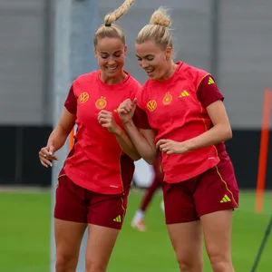 Laura Freigang und Giulia Gwinn springen Schulter an Schulter