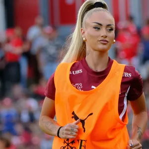 Alisha Lehmann vor einem Länderspiel gegen Tschechien