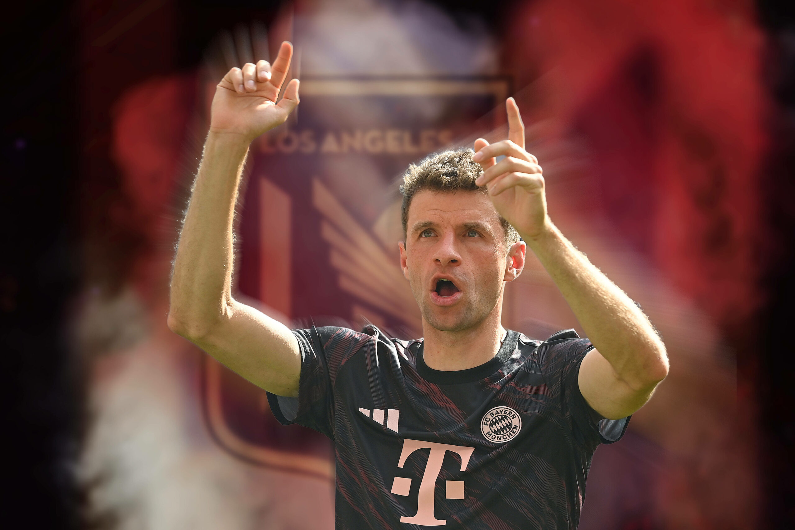 Thomas Müller vor dem Logo von Los Angeles FC